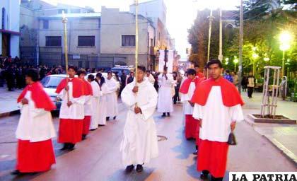 Comunidad católica orureña salió a las calles para dar la buena noticia que Jesús resucitó de entre los muertos