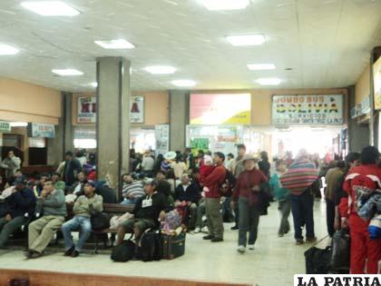 Los viajeros, tuvieron que “hacer hora” en el primer piso de la terminal de buses, para abordar su bus
