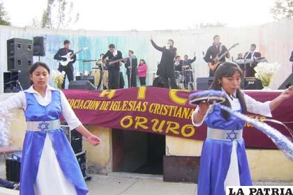 Comunidad evangélica celebró la resurrección del Cristo con música y alabanzas en el Teatro al Aire libre “Luis Mendizábal Santa Cruz”.