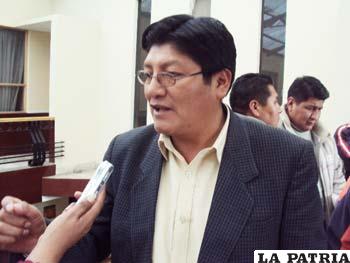 El presidente de la Asamblea Departamental Froilán Fulguera informa sobre la documentación acopiada que será entregada al canciller Choquehuanca