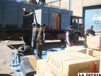 Camión militar que transportaba mercadería de contrabando