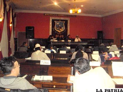 Sesión en la que ayer la Asamblea Departamental determinó que el gobernador Santos Tito rinda informe sobre el Puerto Seco