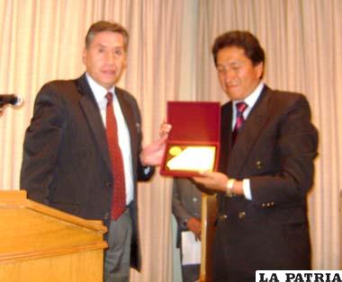 Vito Chambi recibió de manos de Fernando Dehne, una medalla en reconocimiento a su trabajo a favor de la cultura
