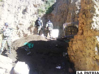 Efectivos ayudan a que se consuma la droga en el fuego