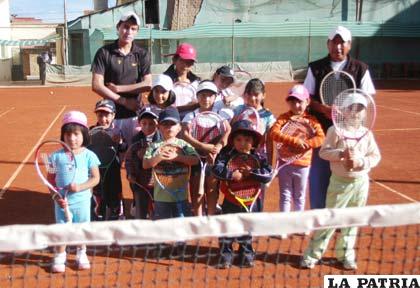 Pequeños deportistas de la Escuela del National Tennis Club
