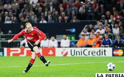 Wayne Rooney en el remate para concretar el segundo de Manchester