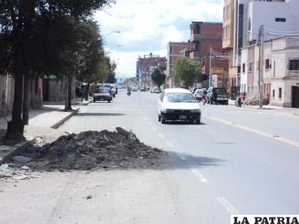 Peligroso promontorio de desechos en la avenida Tacna