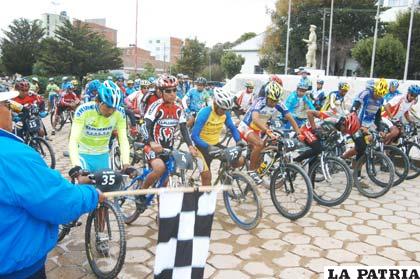Ciclistas en plena competencia nacional en Oruro