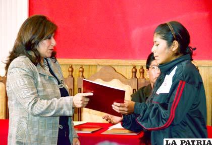 Gladys Choque recibe la distinción de la alcaldesa Rossío Pimentel