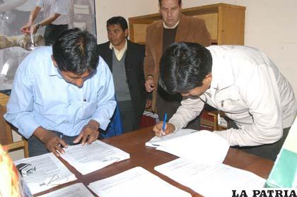Se realizó la firma de contrato entre los municipios y las empresas constructoras para el Programa “Mi agua”