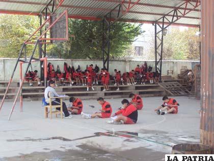 Estudiantes del Colegio Saracho, haciendo preparación física