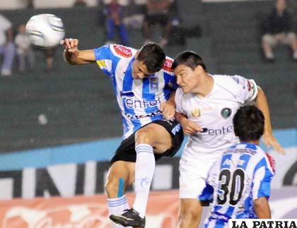 Oscar Díaz y Gabriel Aguilar disputan el balón en el partido de ida  