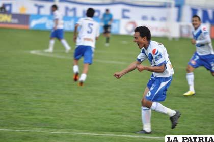 Miguel Loayza celebra el gol de la victoria