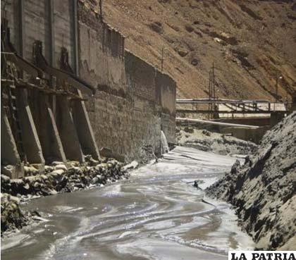 La empresa minera Huanuni descarga sus aguas residuales sin tratamiento alguno y en forma directa al río San Juan de Sora Sora
