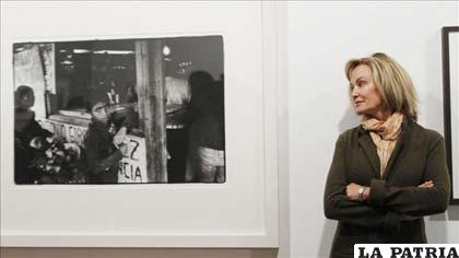 Jessica Lange junto a una de sus fotografías 