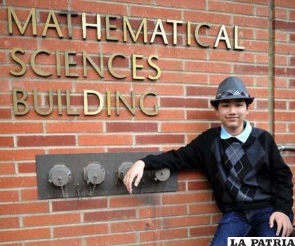 Moshe Kai Cavalin, de 14 años, posa para la foto en la puerta de la Universidad de California, Los Ángeles (UCLA)