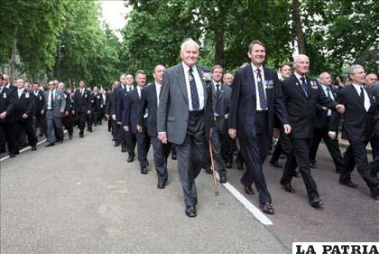 Veteranos de la Guerra de las Malvinas durante un desfile por Birdcage Walk, cerca del Palacio de Buckingham, en Londres, Reino Unido
