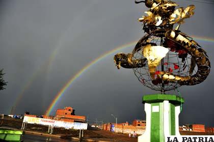 La proyección de los tres arco iris que pintaron el cielo orureño, la tarde del 27 de marzo