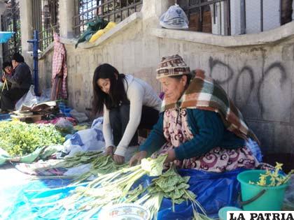 La señora Sabina Huanca, vende palmas por más de 35 años