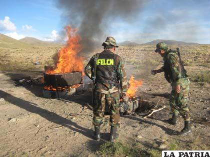 Efectivos de la Felcn en la incineración de la droga