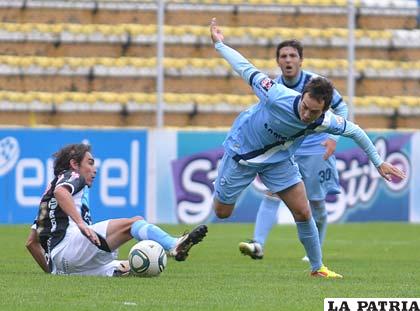 Galindo y Lizio disputan el balón