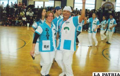 Una comparsa al estilo de Santa Cruz, demuestra la unión de “Cambas” y Collas” que celebran juntos.