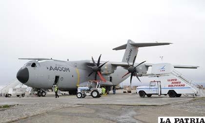 El Airbus Military A400M realiza ensayos a gran altitud en Bolivia en el marco de la campaña global de ensayos en vuelo que incluyen una serie de despegues y aterrizajes en Cochabamba y La Paz para comprobar el comportamiento del avión en aeródromos de gran altitud