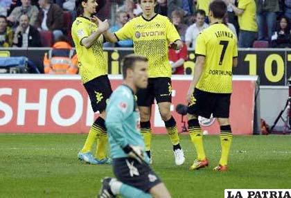 Jugadores de Dortmund celebran la victoria