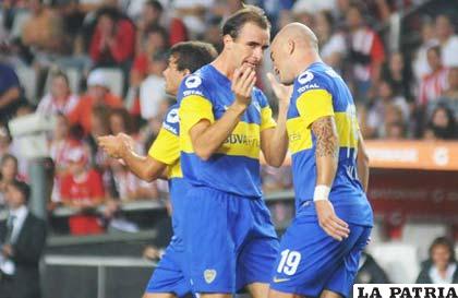 Santiago Silva, celebra su gol junto a sus compañeros