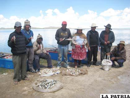 Los pescadores muestran una parte de la producción de ayer