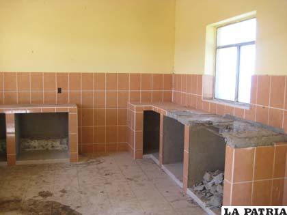 Desconocidos destrozaron el mesón y se llevaron el lavaplatos de la posada