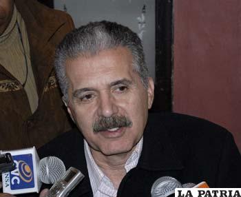 El senador Germán Antelo refiere que ocho horas de trabajo no mejorará las deficiencias en los nosocomios del país