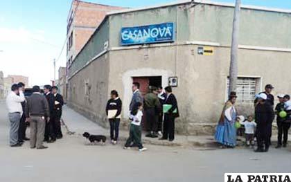 El fiscal Santos junto a los abogados y el presunto autor del homicidio salen del lugar donde habría ocurrido el hecho
