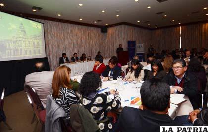 Representantes de fuerzas Políticas del Parlamento se reúnen en el hotel Plaza para unificar políticas exteriores ante instancias internacionales