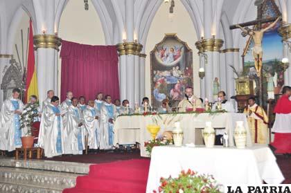 Celebración de la solemne Misa Crismal, ayer en la Parroquia de la Catedral