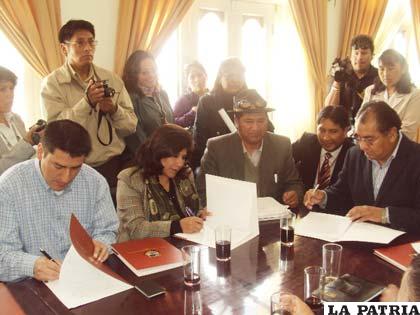 Firma del acta de constitución del Comité Impulsor con autoridades municipales, departamentales y nacionales