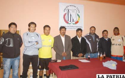 Dirigentes y jugadores de Oruro Royal