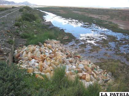 Las botellas contaminan el paisaje natural hacia el lago Uru Uru