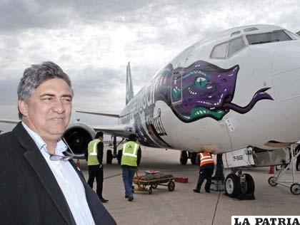 El ex presidente de Aerosur Humberto Roca, junto a uno de los aviones que adquirió la empresa