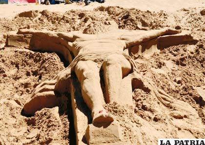 Las esculturas en arena son un atractivo de Semana Santa