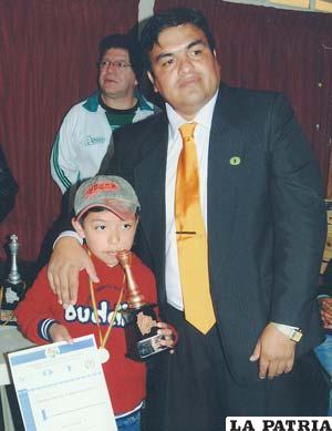 Leandro Morales junto al presidente de la Federación Boliviana de Ajedrez Alfonso Ferrufino
