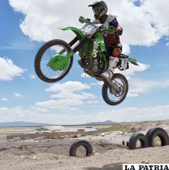 Boris Flores piloto orureño que participará en la prueba nacional