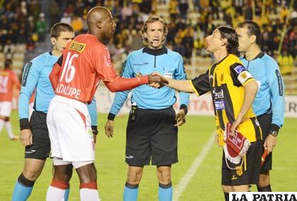 Luis Guadalupe y Pablo Escobar en el partido de ida