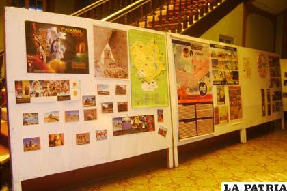 Dos exposiciones, una de libros y otra sobre folletos de turismo, se exhiben en el hall del Museo “Simón Iturri Patiño” 