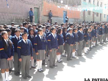 Estudiantes del Colegio Nacional Bolivia, durante la ceremonia de homenaje a sus 38 años
