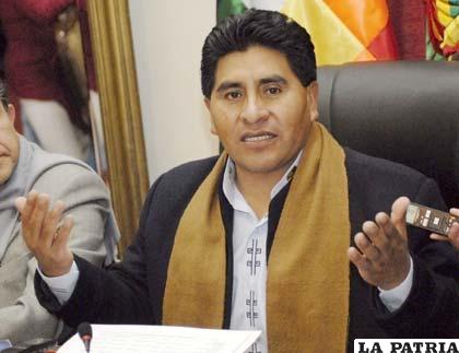 Gobernador de La Paz, César Cocarico asegura que medidas de presión del sector de salud provocarían la quiebra de los hospitales