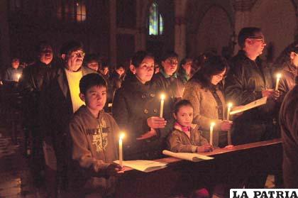 La luz del amor de Cristo se encontró reflejada en las velitas de los asistentes a la celebración de la Vigilia Pascual