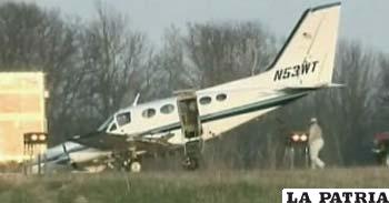 El avión aterrizó con un motor y casi sin combustible