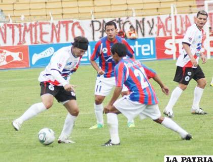 Una acción del partido que sostuvieron ambos equipos en Potosí
