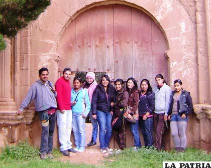 Alumnos de la Carrera de Turismo de Udabol en estudio arqueológico